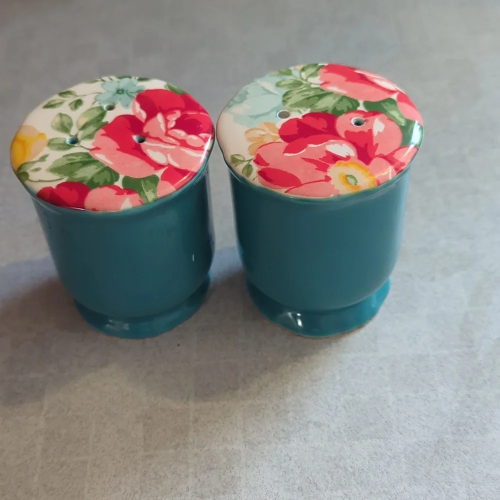 Pioneer Woman Salt And Pepper Shaker Set